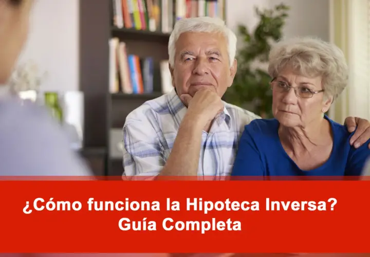 Pareja de ancianos sentada, con un hombre pensativo y una mujer con la mano de él en su hombro.