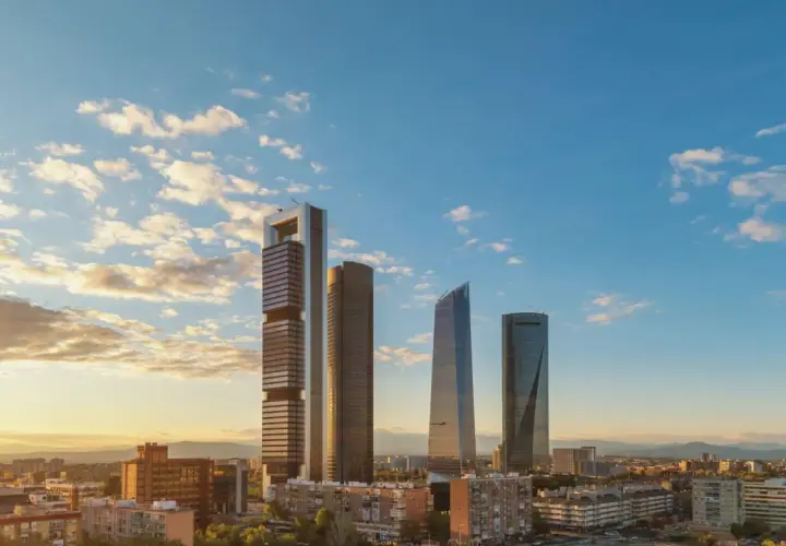 Las Cuatro Torres y el skyline de Madrid al atardecer, un reflejo de los mejores barrios de Madrid.