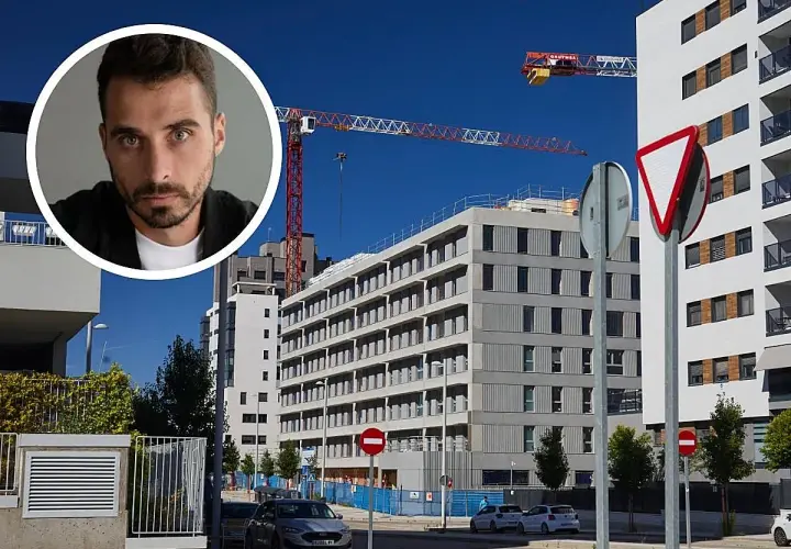 Un hombre mira hacia la cámara con edificios modernos y grúas de construcción de fondo, reflejando el dinamismo del mercado inmobiliario.
