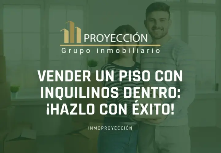 Pareja sonriente con cajas de mudanza. Texto: "Vender un piso con inquilinos dentro: ¡Hazlo con éxito!".