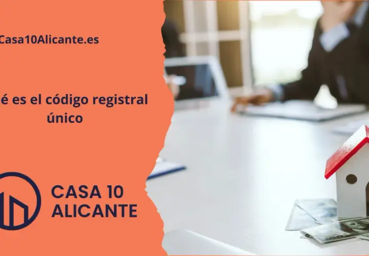 Casa10Alicante.es explica el código registral único. Una casa de juguete sobre dinero, con personas en el fondo, sugiere una transacción inmobiliaria.