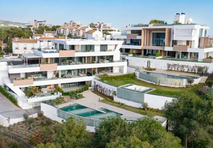 Modernos tipos de casas con piscinas en cascada y terrazas amplias, rodeadas de vegetación y vistas al mar.