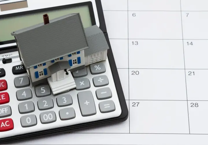 Casa en calculadora y calendario. Planifica tu hipoteca sin aval, calculando cada paso.