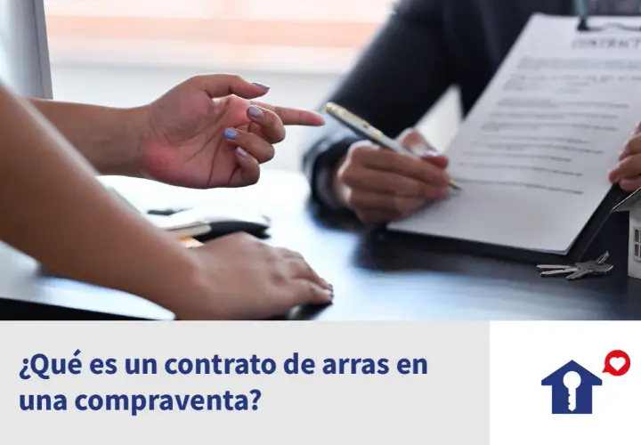 Manos firmando un contrato de arras, símbolo de un acuerdo inmobiliario.