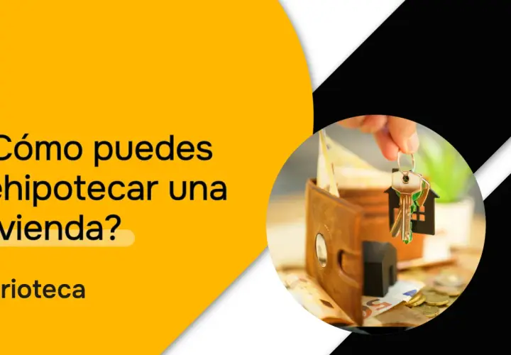 ¿Cómo puedes rehipotecar una vivienda? Una mano sostiene llaves con un llavero de casa, junto a una billetera y dinero.