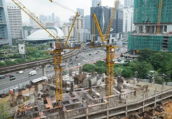 Grúas amarillas en obra de construcción urbana. La tasación del solar urbano avanza con la edificación de rascacielos.