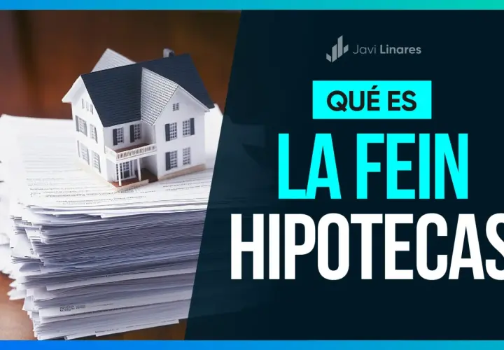 Maqueta de casa sobre montón de papeles. El banco no me da la fein para la hipoteca.