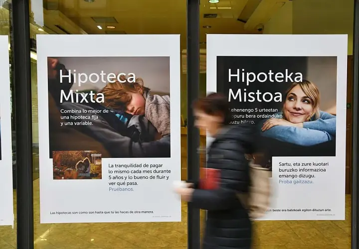 Anuncios de Kutxabank sobre hipotecas mixtas. Un cartel muestra a un niño durmiendo, el otro a una mujer sonriendo.