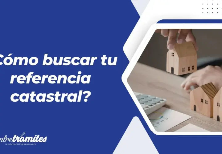 ¿Cómo buscar tu referencia catastral? Manos con casas de madera, calculadora y gráficos.