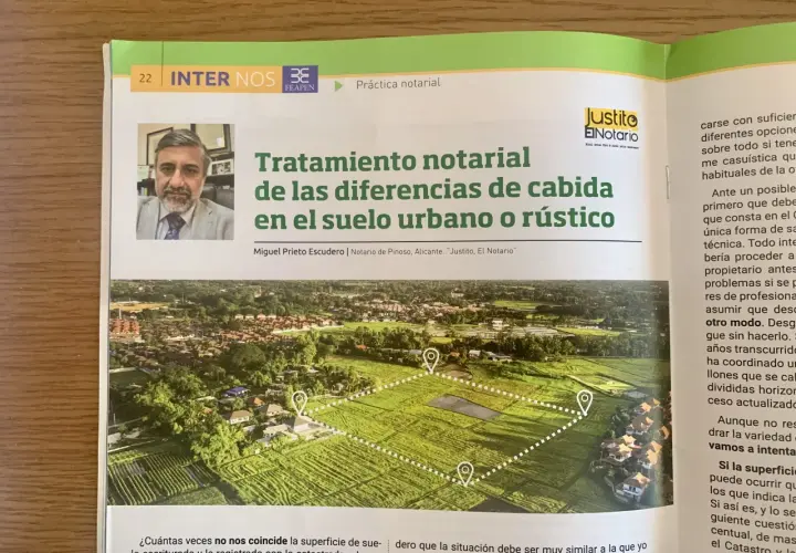Artículo sobre el tratamiento notarial de diferencias de cabida en fincas. La imagen muestra una vista aérea de parcelas y casas, con marcadores que sugieren la delimitación de un terreno, abordando el problema del exceso de cabida.