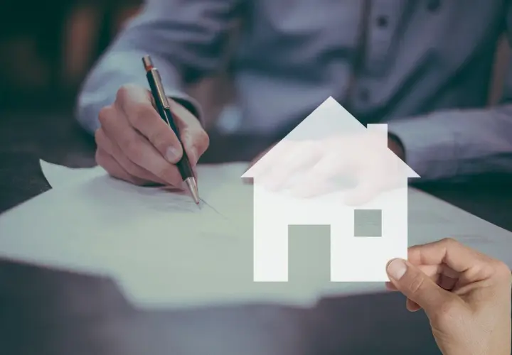 Firma un contrato. Es obligatorio tener seguro de hogar para proteger tu inversión.