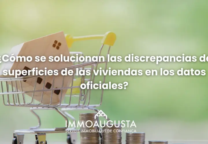 Una casa de madera en un carrito de compras, con monedas apiladas. El texto pregunta cómo solucionar discrepancias de superficies en viviendas, sugiriendo un expediente de exceso de cabida.