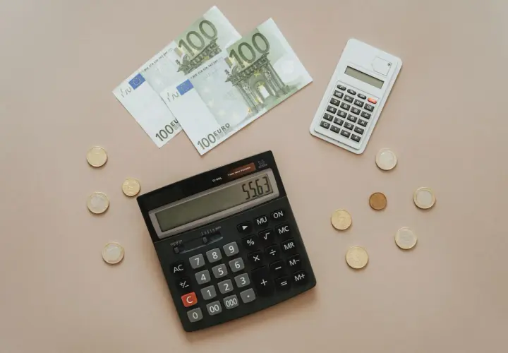 Billetes de 100 euros, monedas y calculadoras sugieren una revisión hipoteca.