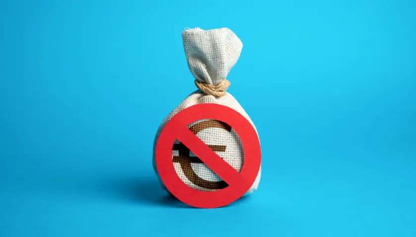 Bolsa de dinero con símbolo de prohibido. Se puede vender una propiedad si un heredero no quiere, pero puede haber complicaciones.