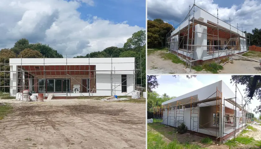 Casa moderna en construcción, con andamios. Averiguar cuanto cuesta construir una casa es clave para este proyecto.