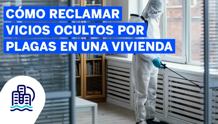 Persona con traje protector fumiga contra plagas, reclamando vicios ocultos en una vivienda.