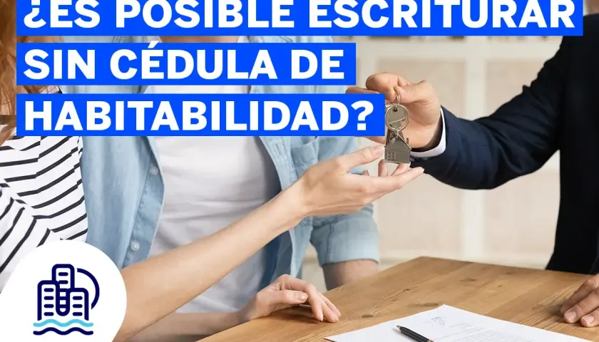 Pareja recibe llaves de casa. Texto: "¿Es posible escriturar sin cédula de habitabilidad?".