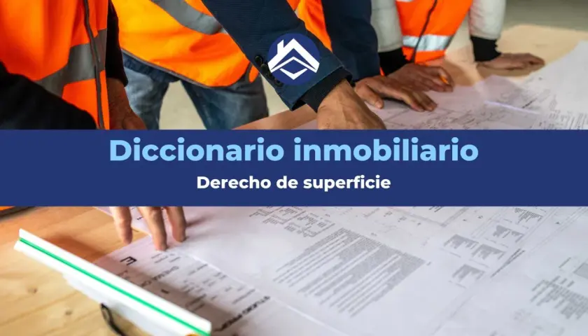 Manos revisando planos de construcción, discutiendo el derecho de superficie.
