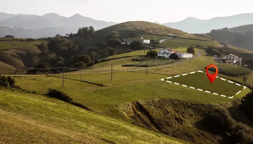 Parcela marcada en un paisaje montañoso, ideal para aprender como calcular el desnivel de un terreno y planificar construcciones.
