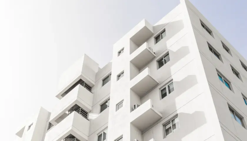Edificio blanco moderno con balcones escalonados y ventanas. La **irph situación actual** se refleja en la arquitectura limpia y funcional.