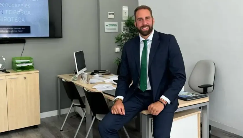 Agente de Tecnocasa, agencia inmobiliaria, sonríe en su oficina. Las reseñas de clientes avalan su profesionalidad.