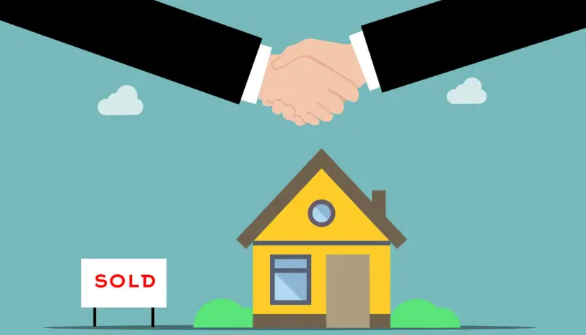 A handshake seals the deal on a yellow house with a "SOLD" sign. This signifies successful property transactions and the associated honorarios inmobiliaria.