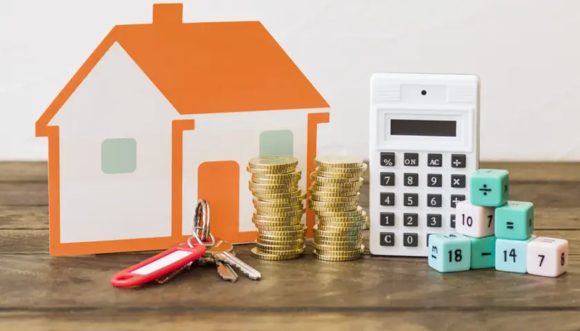Casa naranja, llaves, monedas y calculadora. Los dados con números y símbolos matemáticos ilustran los gastos a la hora de comprar un piso.