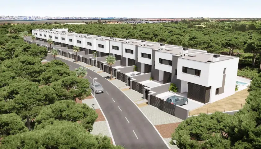 Una hilera de modernos chalets pareados blancos y grises, rodeados de pinos, con una carretera y coches.