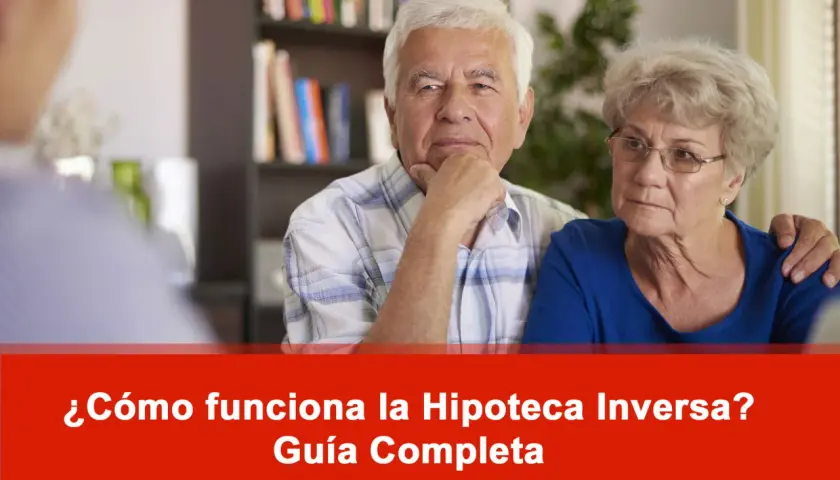 Pareja de ancianos sentada, con un hombre pensativo y una mujer con la mano de él en su hombro.