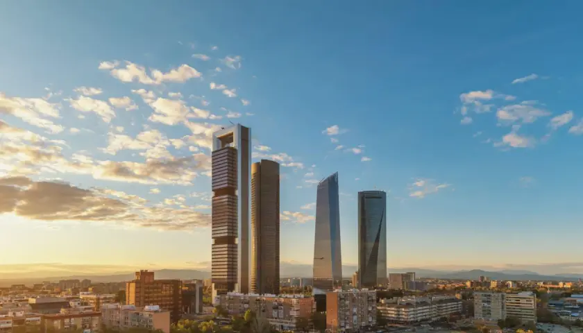 Las Cuatro Torres y el skyline de Madrid al atardecer, un reflejo de los mejores barrios de Madrid.