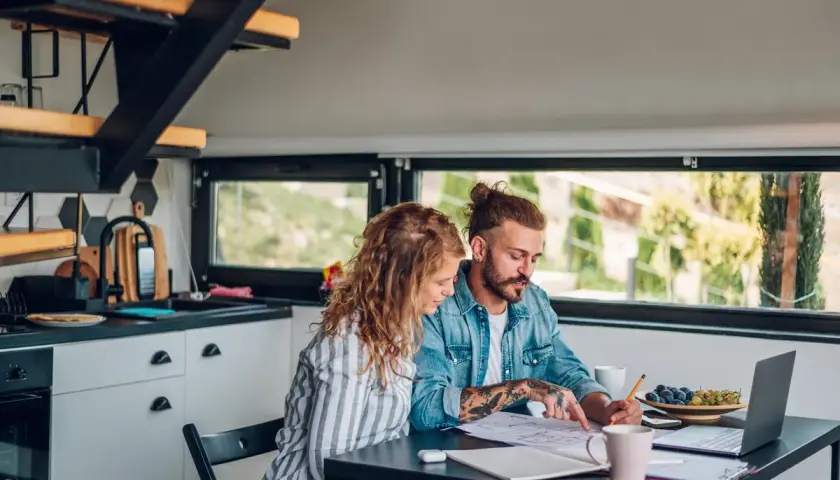 Pareja revisando planos para comprar piso sin entrada.