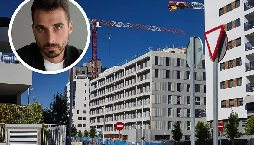 Un hombre mira hacia la cámara con edificios modernos y grúas de construcción de fondo, reflejando el dinamismo del mercado inmobiliario.