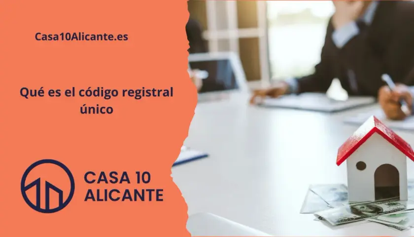 Casa10Alicante.es explica el código registral único. Una casa de juguete sobre dinero, con personas en el fondo, sugiere una transacción inmobiliaria.