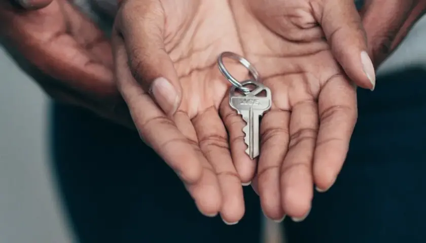 Manos sostienen una llave, símbolo de un nuevo comienzo o la oportunidad de refinanciar hipoteca para mejorar tu hogar.