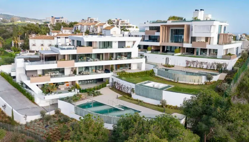 Modernos tipos de casas con piscinas en cascada y terrazas amplias, rodeadas de vegetación y vistas al mar.