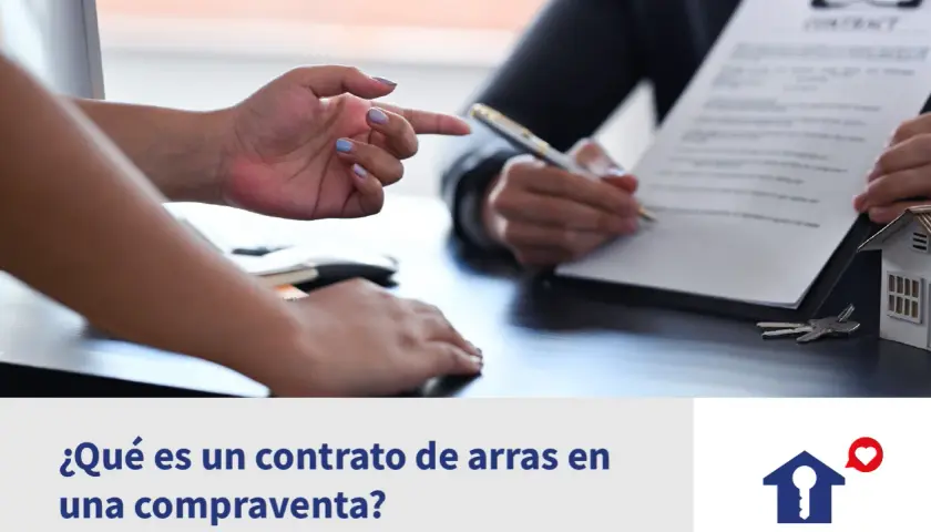 Manos firmando un contrato de arras, símbolo de un acuerdo inmobiliario.