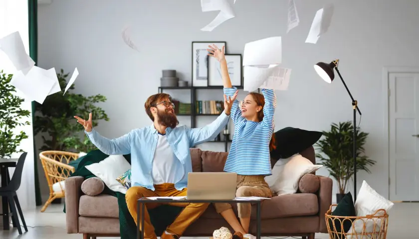Pareja celebra lanzando papeles al aire, quizás tras leer buenas gradual homes opiniones.