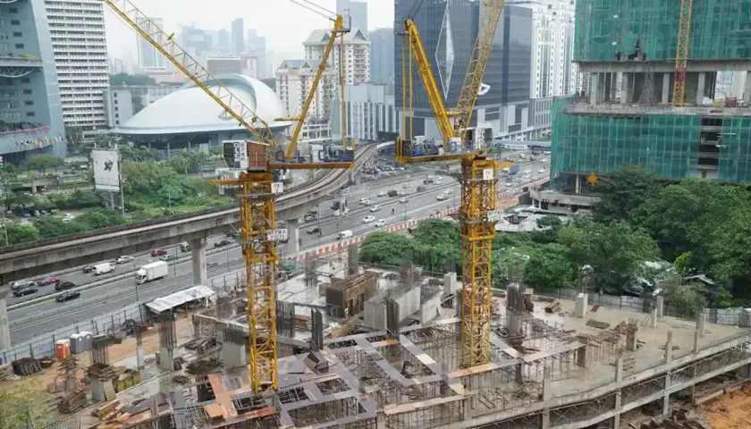Grúas amarillas en obra de construcción urbana. La tasación del solar urbano avanza con la edificación de rascacielos.