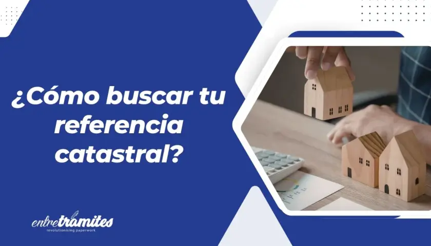 ¿Cómo buscar tu referencia catastral? Manos con casas de madera, calculadora y gráficos.