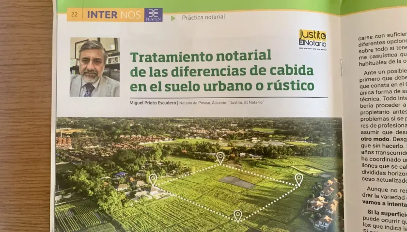 Artículo sobre el tratamiento notarial de diferencias de cabida en fincas. La imagen muestra una vista aérea de parcelas y casas, con marcadores que sugieren la delimitación de un terreno, abordando el problema del exceso de cabida.