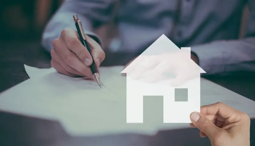 Firma un contrato. Es obligatorio tener seguro de hogar para proteger tu inversión.
