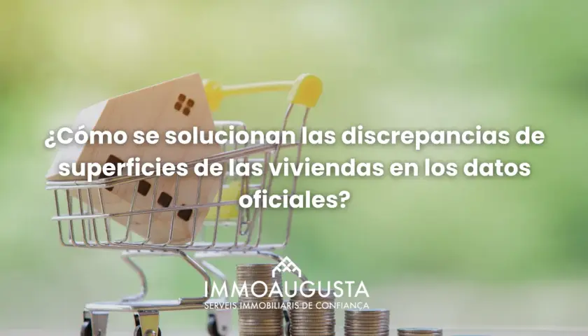 Una casa de madera en un carrito de compras, con monedas apiladas. El texto pregunta cómo solucionar discrepancias de superficies en viviendas, sugiriendo un expediente de exceso de cabida.