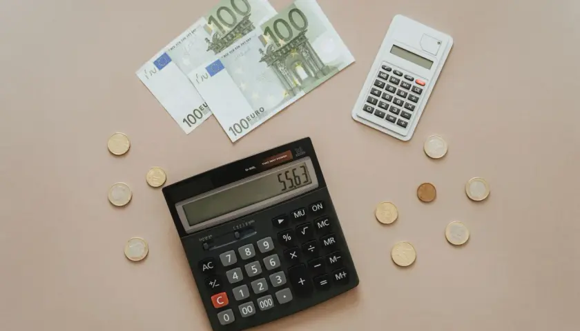 Billetes de 100 euros, monedas y calculadoras sugieren una revisión hipoteca.