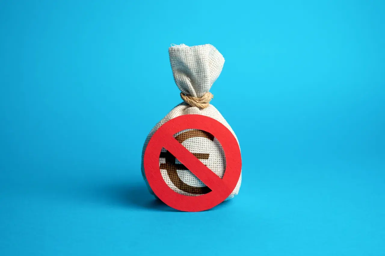 Bolsa de dinero con símbolo de prohibido. Se puede vender una propiedad si un heredero no quiere, pero puede haber complicaciones.