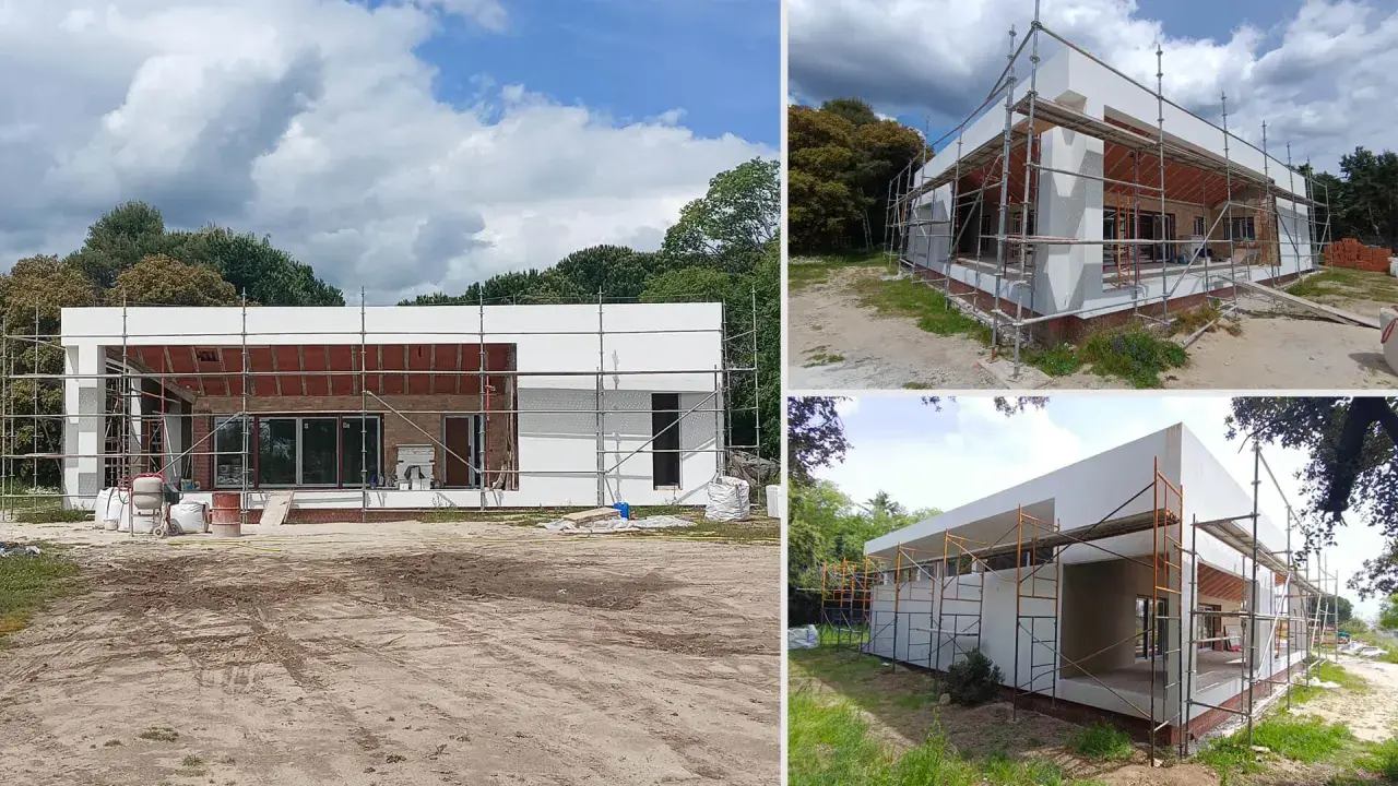 Casa moderna en construcción, con andamios. Averiguar cuanto cuesta construir una casa es clave para este proyecto.