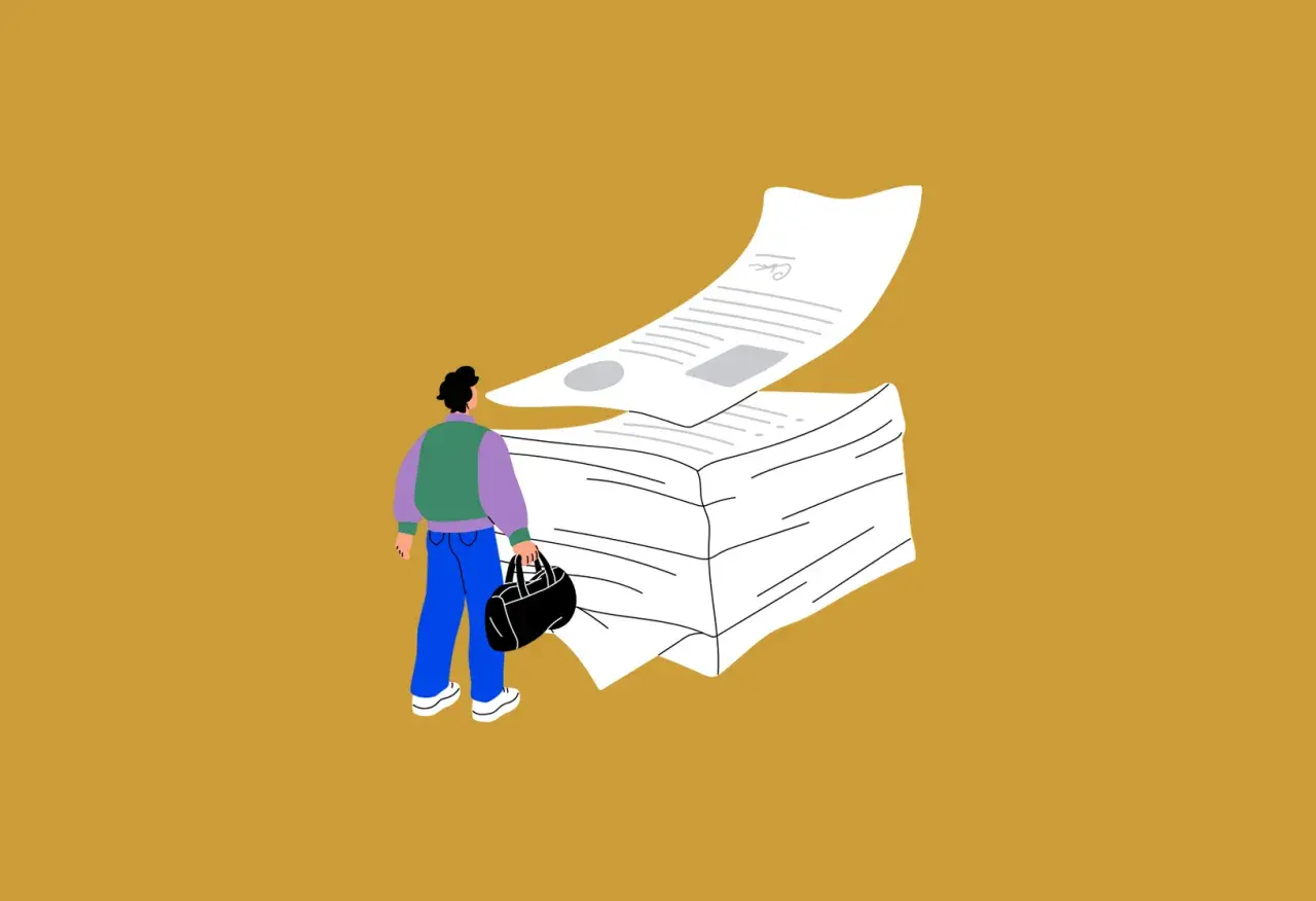 Hombre con maletín frente a una pila de documentos, como un contrato de arras modelo.