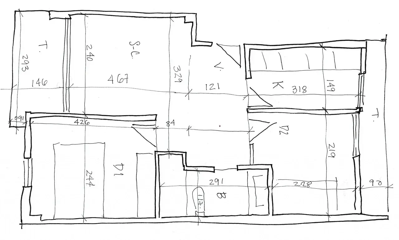 Plano de una casa con medidas. Se aprecian habitaciones, pasillos y posibles divisiones.