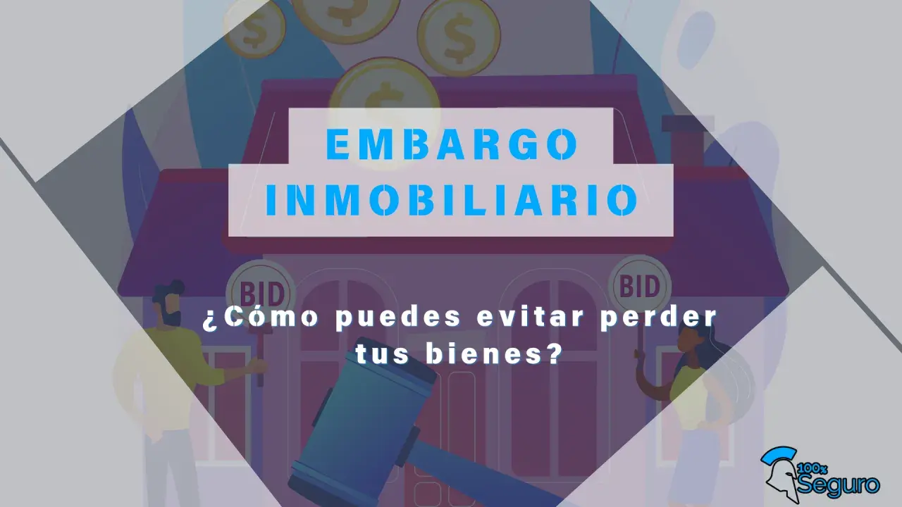 Embargo inmobiliario: ¿cómo evitar perder tus bienes muebles e inmuebles? Imagen con martillo de juez y personas.