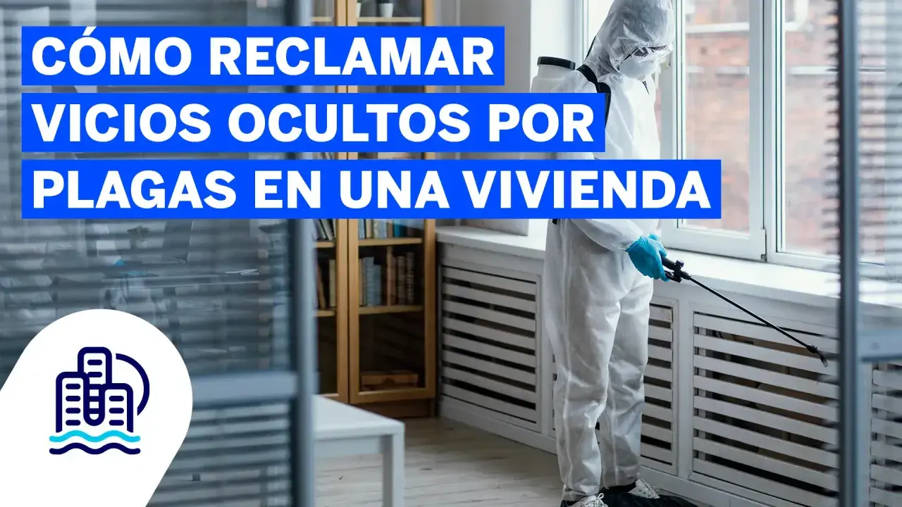 Persona con traje protector fumiga contra plagas, reclamando vicios ocultos en una vivienda.