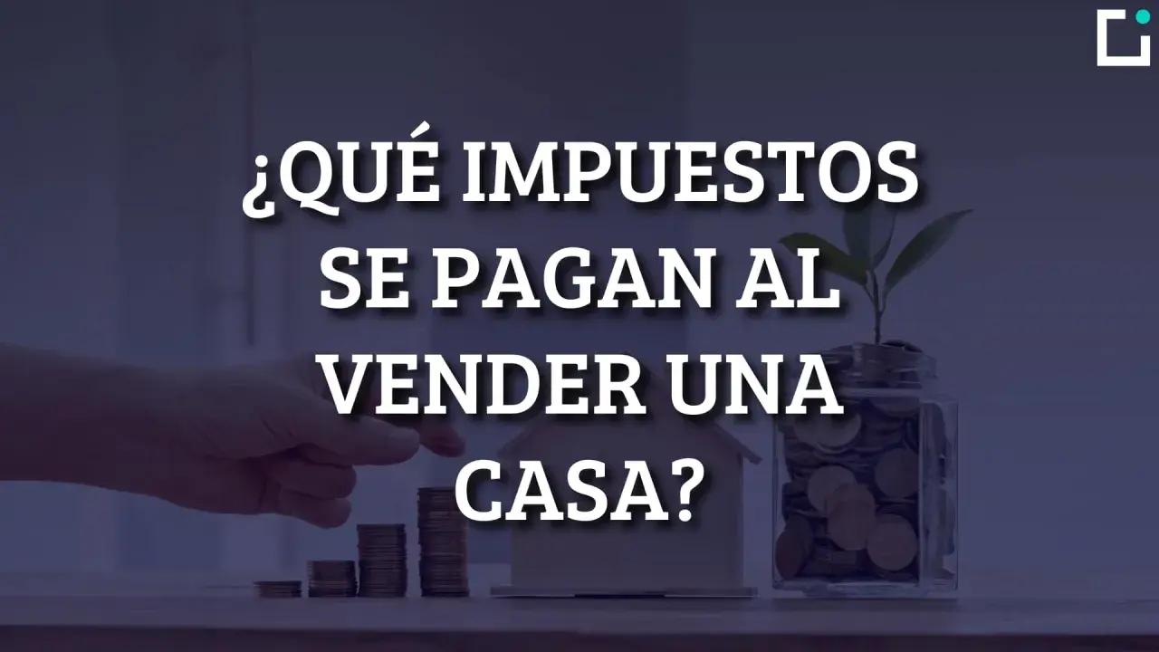 ¿Qué impuestos se pagan al vender una casa? Mano colocando monedas en una alcancía con una casa de madera y una planta.